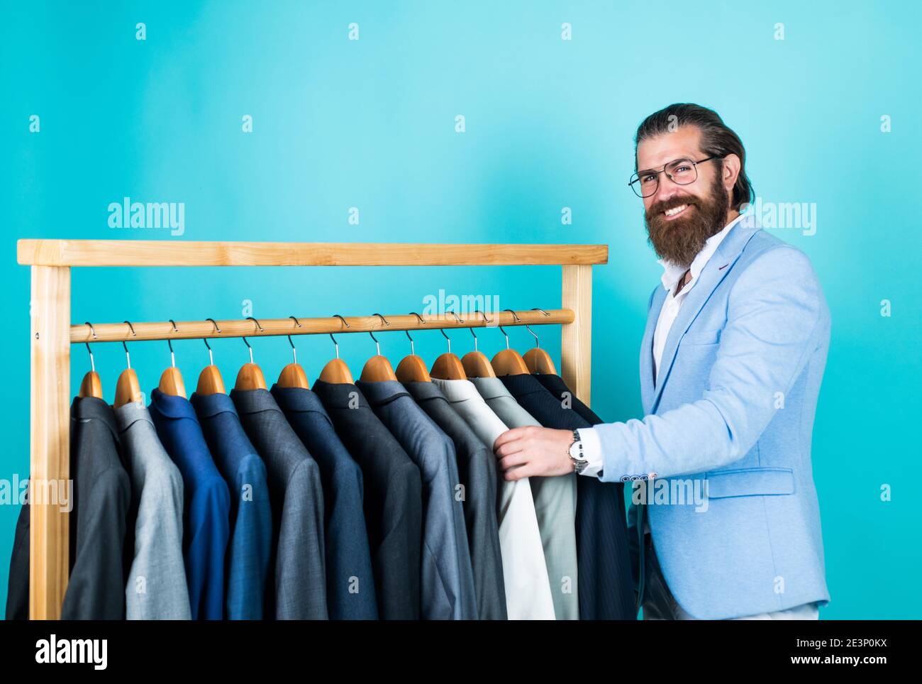 caballero de verdad con cabello cuidado. belleza masculina y moda. concepto de sala de exposición. hombre de barba en ropa de formalwear. elegante hombre de negocios elegir ropa para el evento formal. caballero de verdad con cabello cuidado. belleza masculina y moda. concepto de sala de exposición. hombre de barba en ropa de formalwear. elegante hombre de negocios elegir ropa para el evento formal.