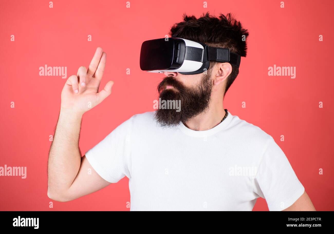 Mejores shooters para VR. Hombre mano gesto como arma jugar juego de  disparos en gafas VR. El shooter en primera persona muestra lo adictivo que  podría ser el VR. Hombre de cintura