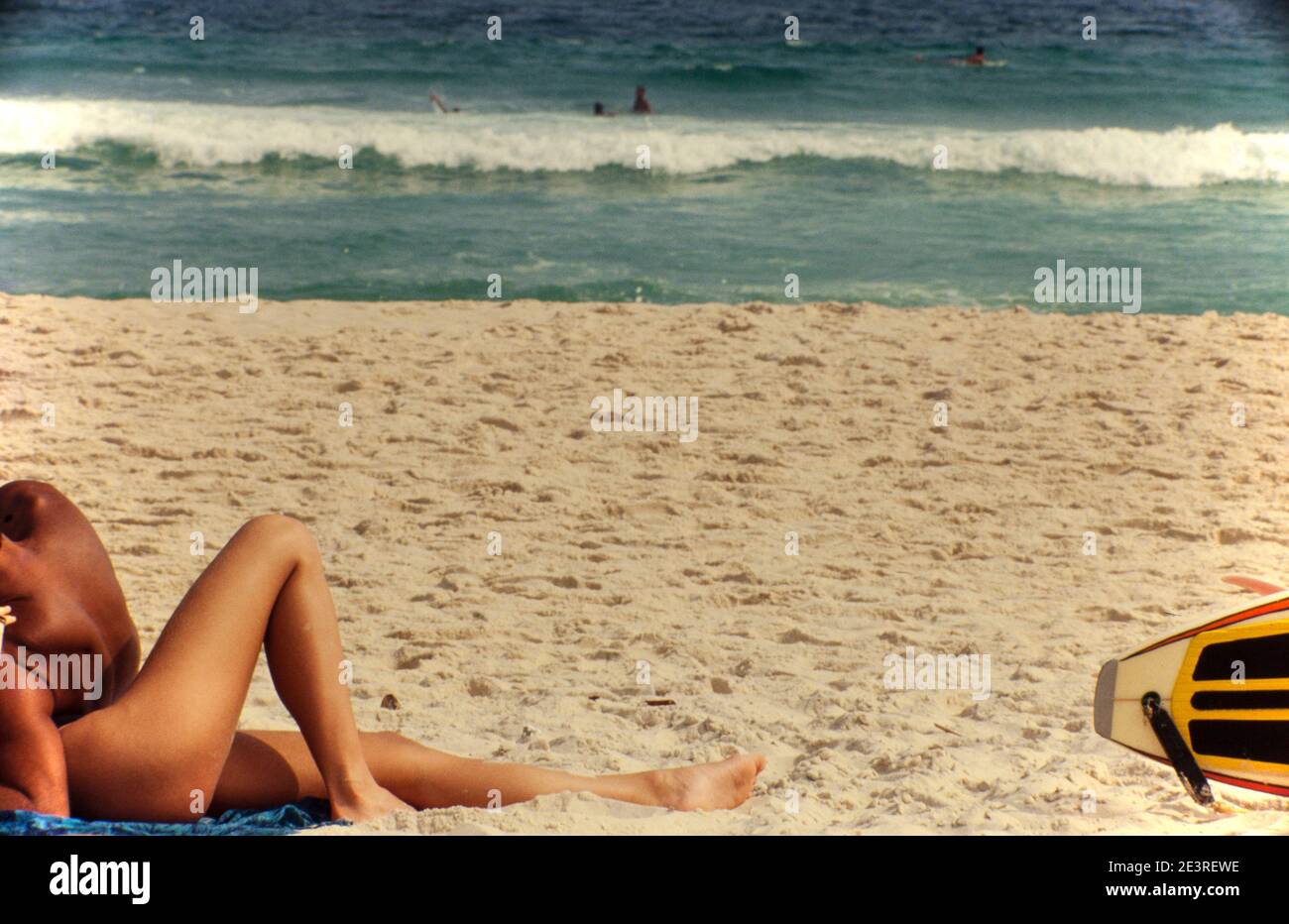 Pareja joven enamorada en la playa de Ipanema en Río de Janeiro, Brasil. Foto de stock