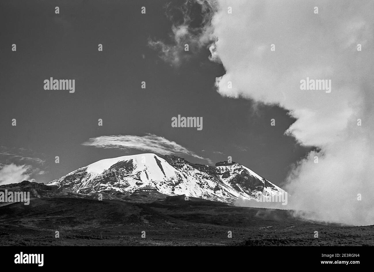 Tanzania. Esta es Kilimanjaro 19340ft en monocromo, la montaña más alta de África y el hemisferio sur, visto aquí desde la meseta de Shira mirando hacia la brecha del Muro de la brecha. Foto de stock