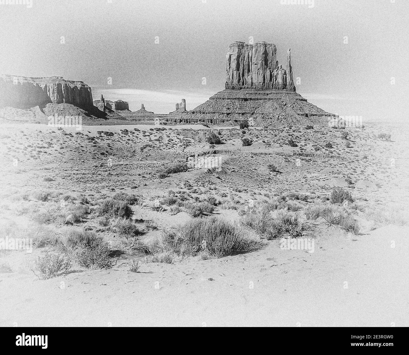 Estados Unidos. El fabuloso paisaje de montaña y desierto de Monument Valley en monocromo en el Parque Nacional Monument Valley de Arizona en los Estados Unidos. Visto aquí desde cerca de John Ford Point Overlook que fue utilizado durante la épica filmación del ataque y la persecución de la elevación de pelo por los llamados Indios rojos hostiles de los seis equipos caballo conducido Wells Fargo Stage Coach en la película occidental Stagecoach que protagonizó un actor muy joven de futuro Llamado John Wayne, es una pieza clásica de la creación de películas. Foto de stock