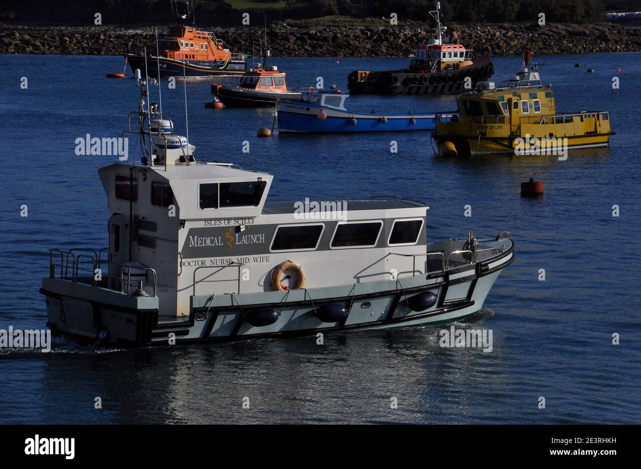 El lanzamiento médico que lleva a médicos, enfermeras parteras y pacientes en emergencias entre las islas de las Islas de Scilly en Cornualles, Reino Unido Foto de stock