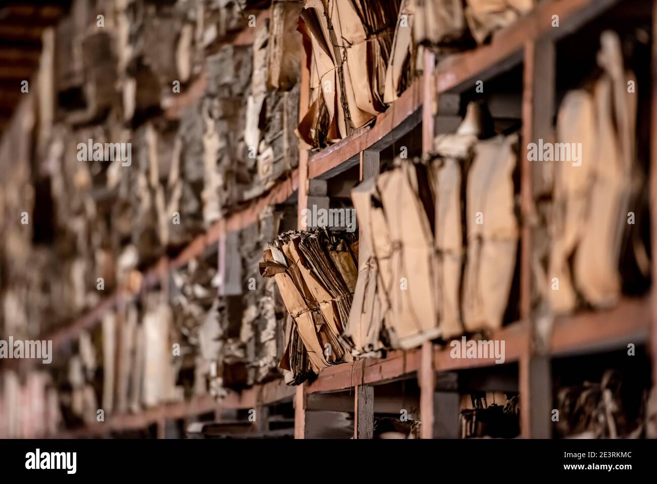 Archivo de documentos históricos enlazados en archivos. Documentos antiguos en papel en el archivo. Mejora de los documentos de archivo. Foto de stock