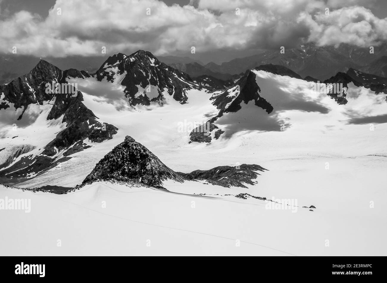 Espectaculares imágenes de montaña en monocromo de Becher Haus y el glaciar Uebeltal Ferner mirando hacia el pico de Botzer en las montañas de los Alpes Stubai que se encuentran a lo largo de la frontera de Austrias e Italia y los Alpes del Tirol Sur. Becher Haus es famosa por su propio nombre es Kaiserin Elisabeth Haus, Sisi, la princesa renuente, esposa del emperador Franz Josef, madre de Crown Print Rudolf. La choza y el glaciar son también el lugar donde se estrelló un bombardero del Libertador B29 de EE.UU. Que se estrelló en el glaciar pocos días antes del final de la Segunda Guerra Mundial. Foto de stock