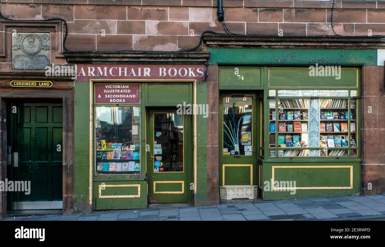 Sillón librería de libros de segunda mano en el casco antiguo de Edimburgo, Escocia, Reino Unido Foto de stock