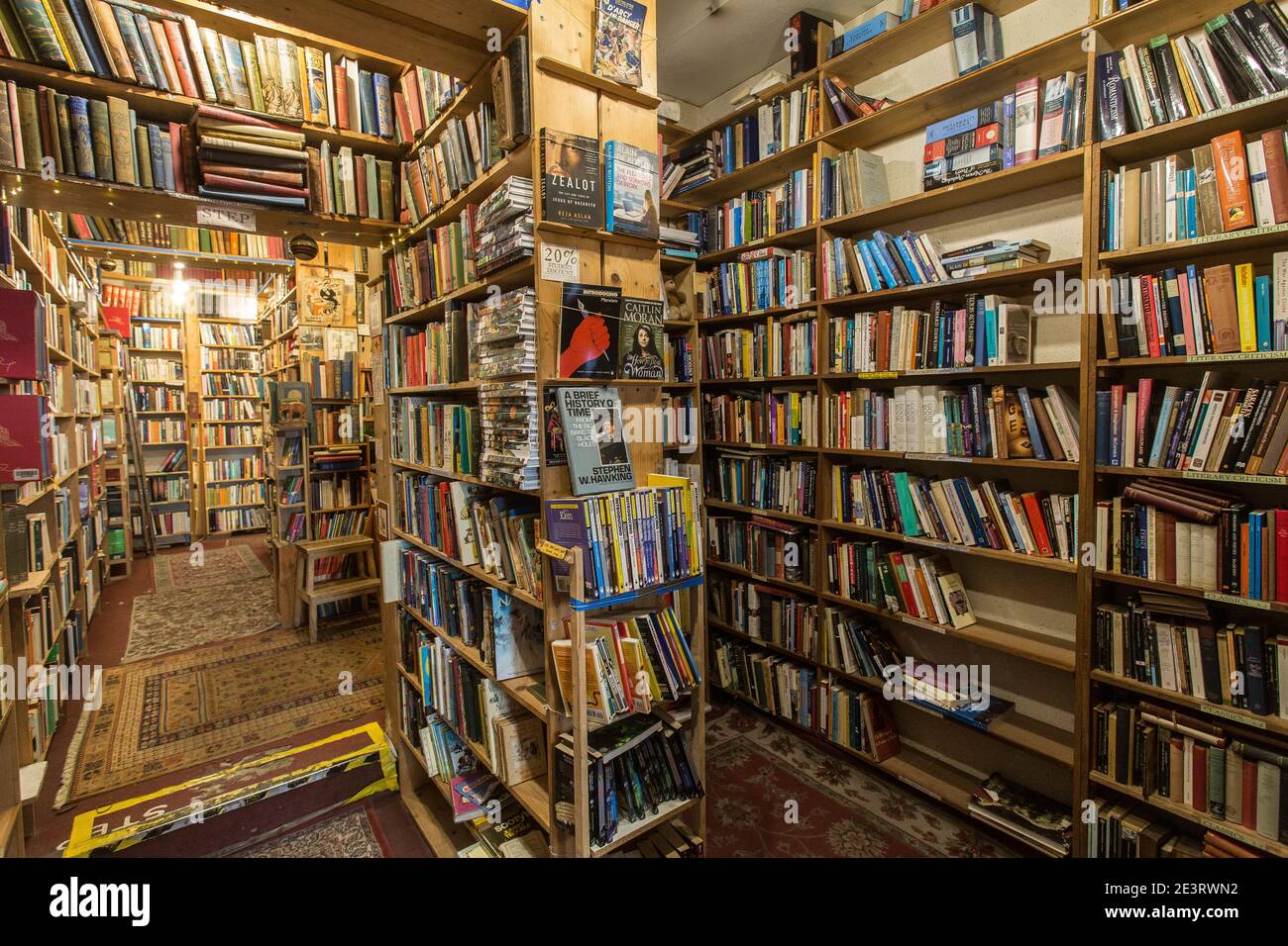 Sillón librería de libros de segunda mano en el casco antiguo de Edimburgo, Escocia, Reino Unido Foto de stock
