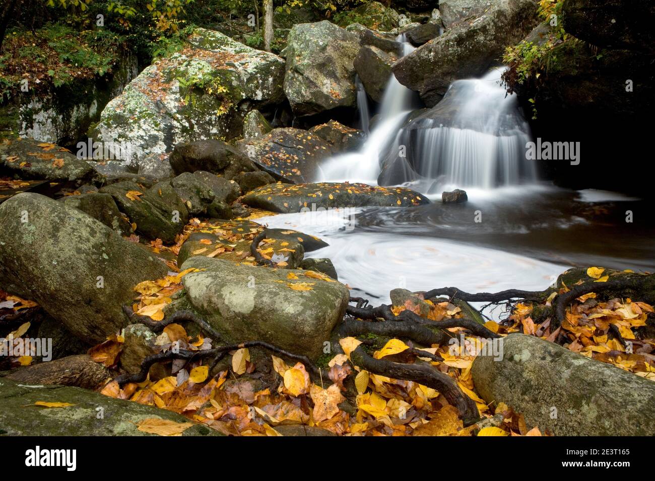 NC00329-00...CAROLINA DEL NORTE - pequeña cascada debajo de la cascada High Shoals en South Mountain State Park. Foto de stock