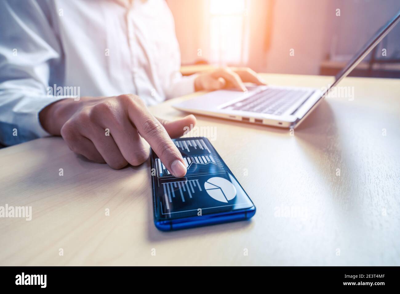 El contador de negocios o el experto financiero analizan el gráfico de informes de negocios y el gráfico de finanzas en la oficina corporativa. Concepto de economía financiera, banca Foto de stock