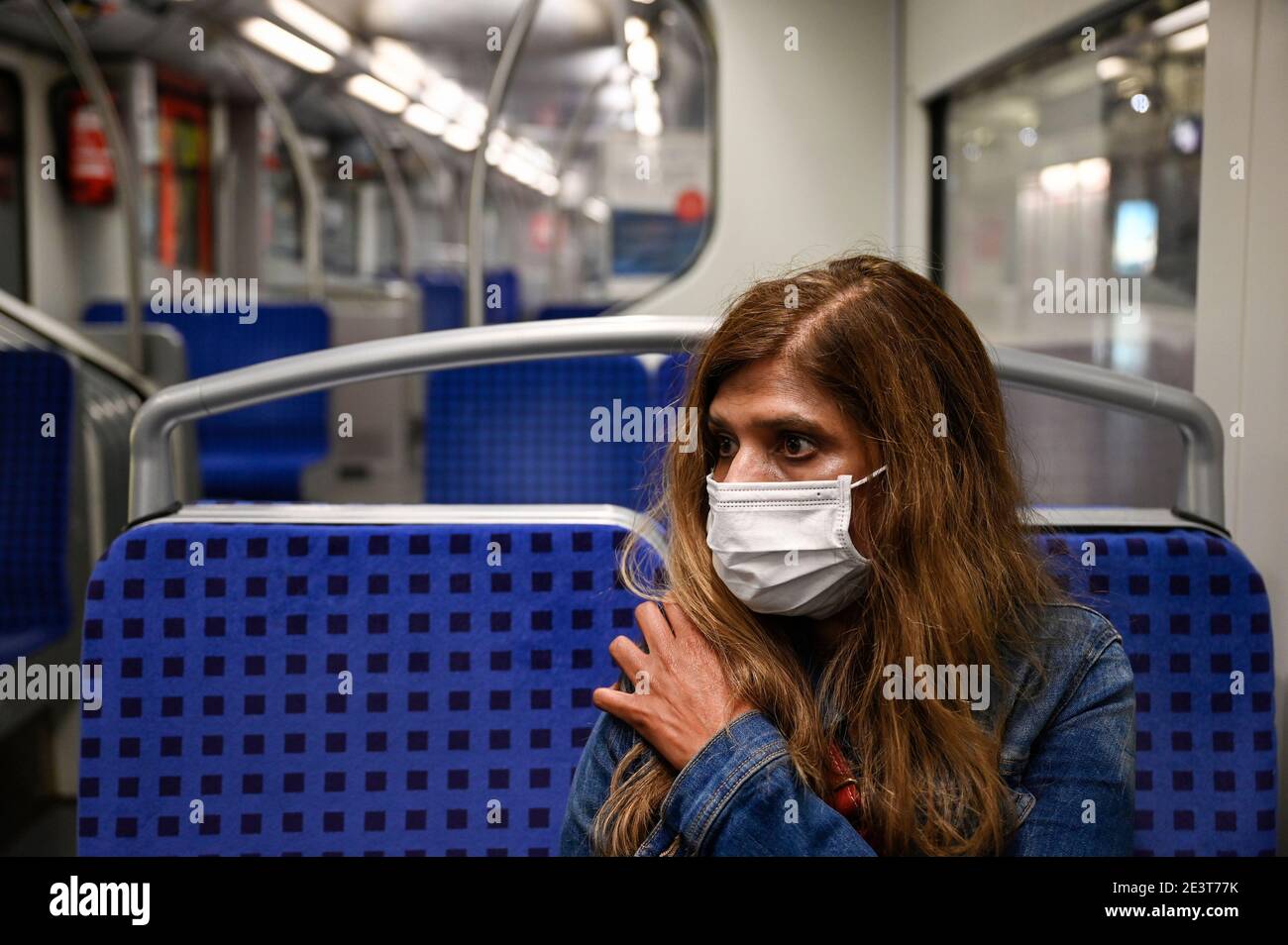 Alemania, Hamburgo, Corona virus, COVID-19 , mujer lleva máscara médica protectora , fabricada en China, en tren subterráneo Foto de stock