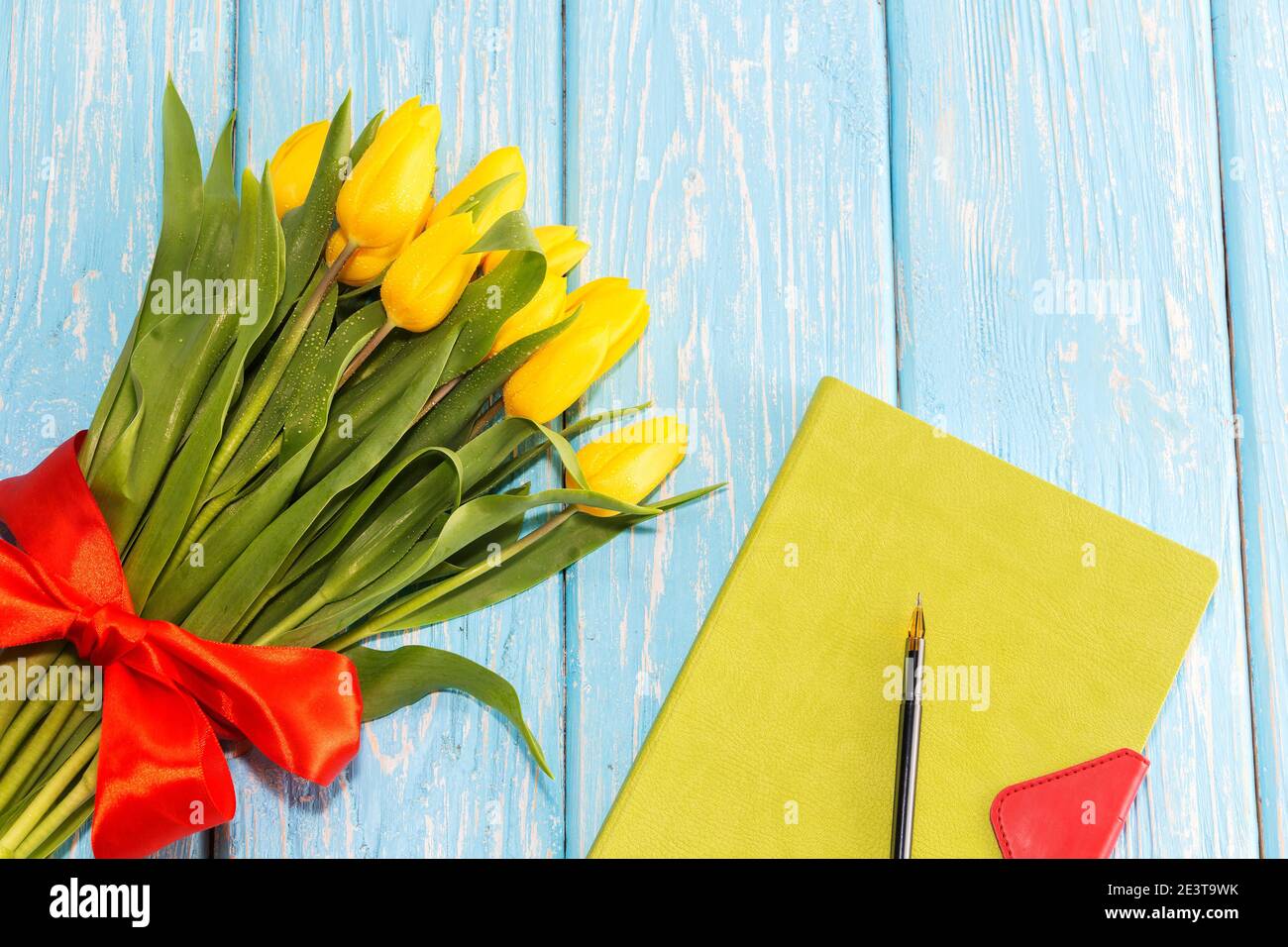 Bloc de notas para escribir y flores tulipanes, deseo cumplimiento Foto de stock