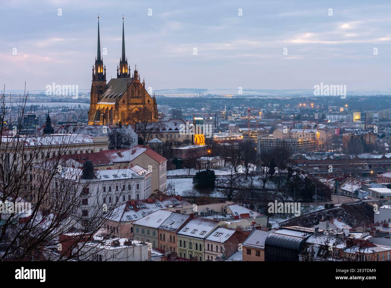 Vista aérea de la Catedral de San Pedro y San Pablo en Brno, República Checa. Hora del amanecer de invierno. Vista desde el Castillo de Spilberk Foto de stock
