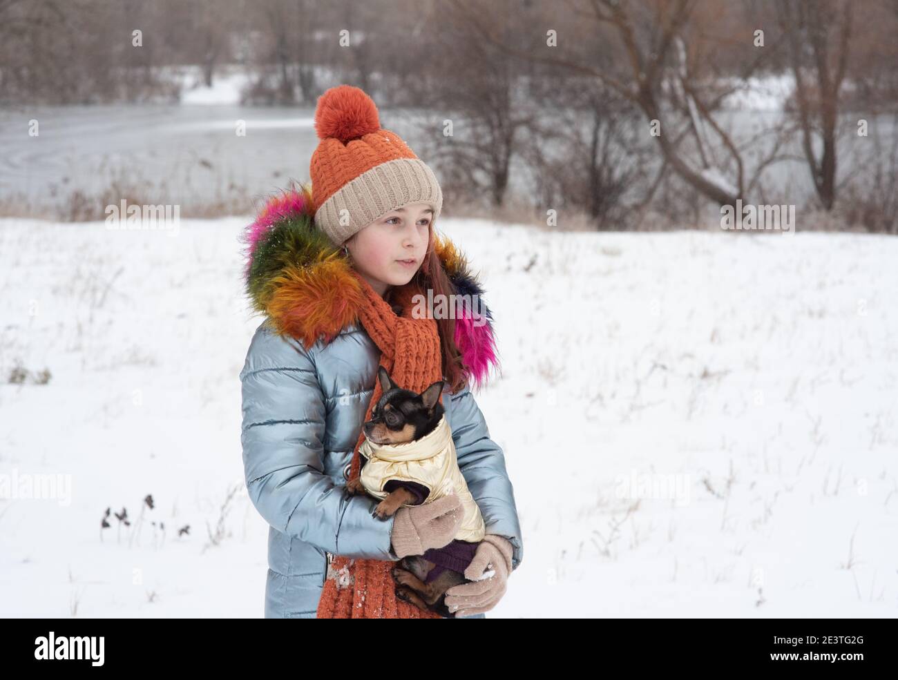 Retrato invernal de una niña su ropa de abrigo. adolescente en un sombrero con Nieve Fotografía de - Alamy