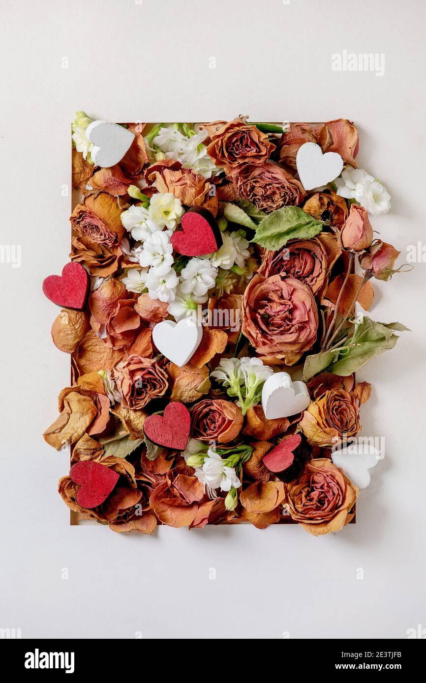 Diseño de San Valentín creativo con flores Foto de stock