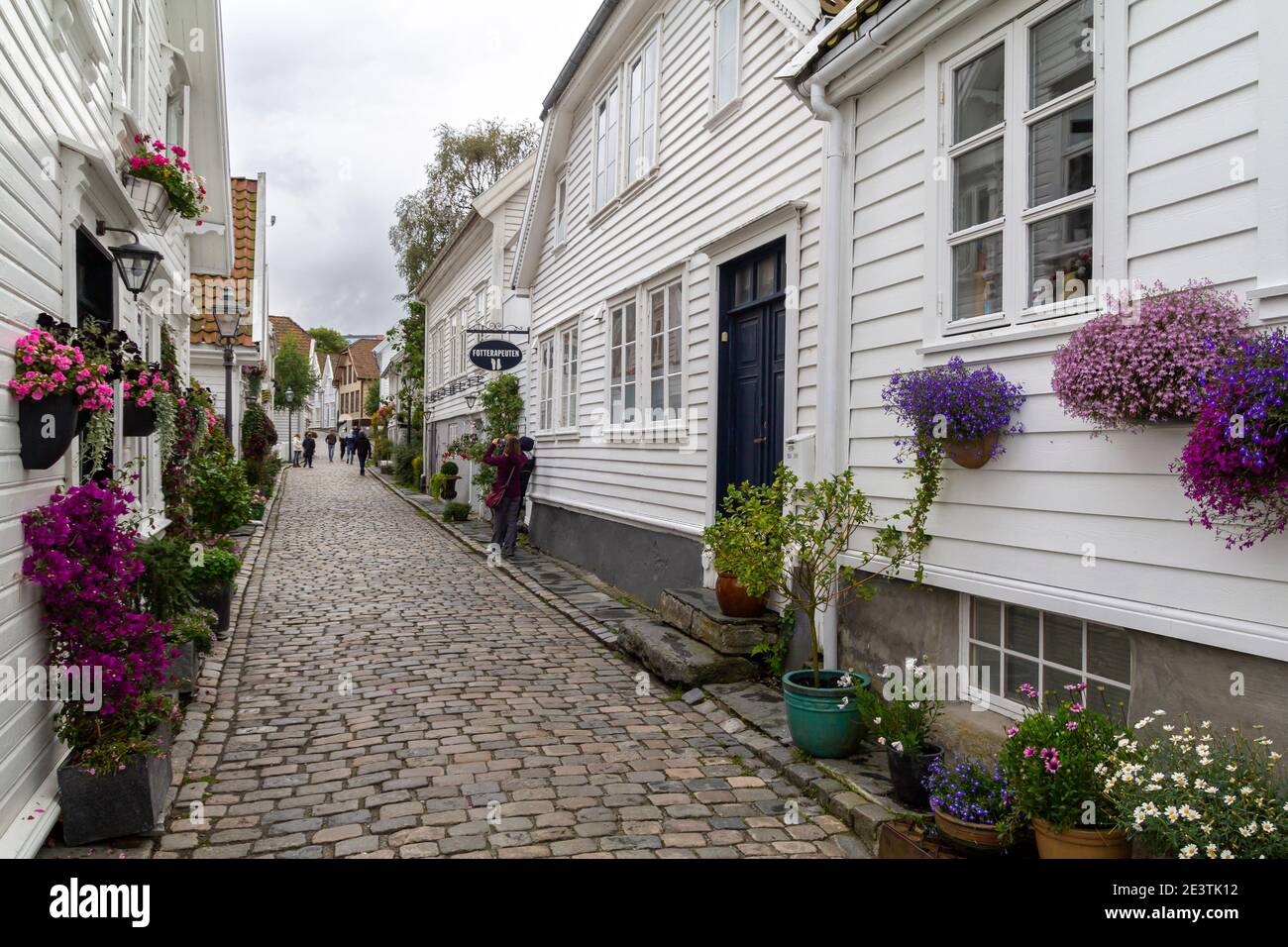 Gamle Stavanger, una zona histórica de la ciudad antigua con edificios de madera blanca restaurada de los siglos 18 y 19 Foto de stock