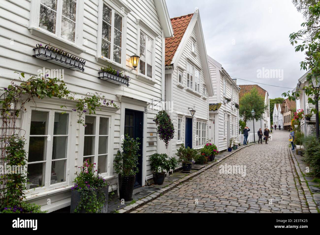 Gamle Stavanger, una zona histórica de la ciudad antigua con edificios de madera blanca restaurada de los siglos 18 y 19 Foto de stock