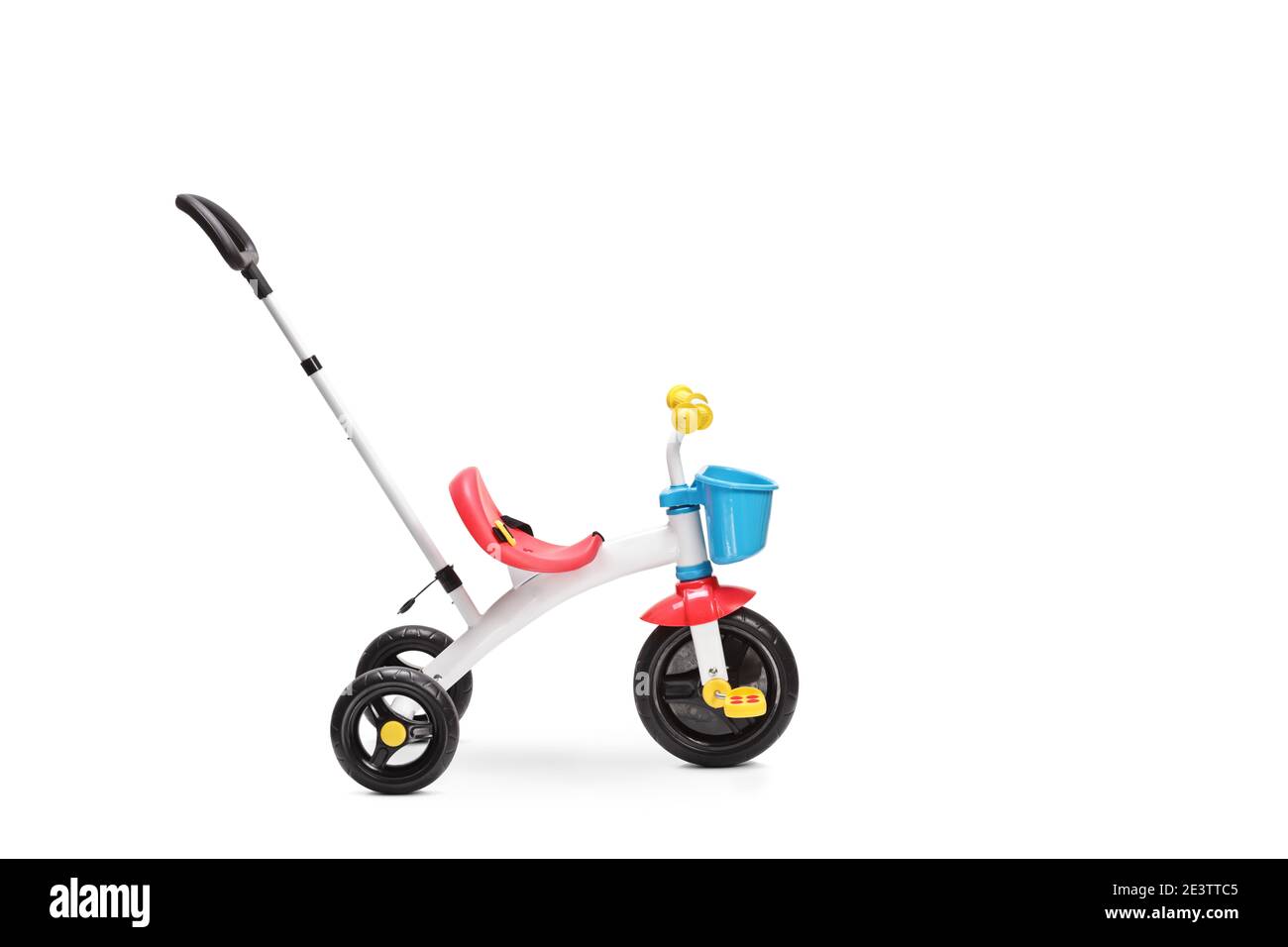 Estudio de un triciclo para niños pequeños con un empujador mango aislado  sobre fondo blanco Fotografía de stock - Alamy