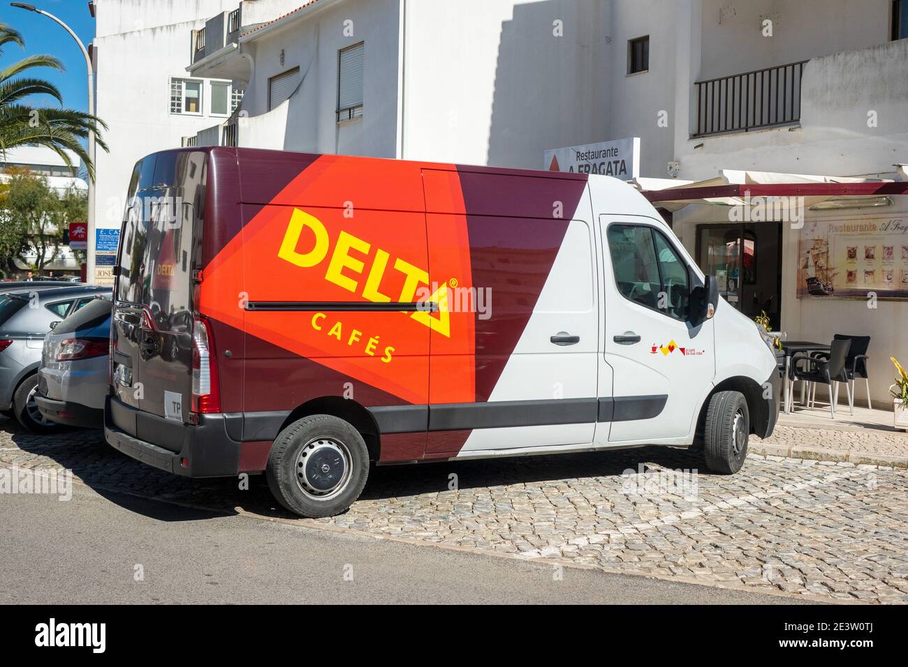 Delta Brand Coffee Delivery Van estacionado en Albufeira el Algarve Portugal Opel Panel Van Foto de stock