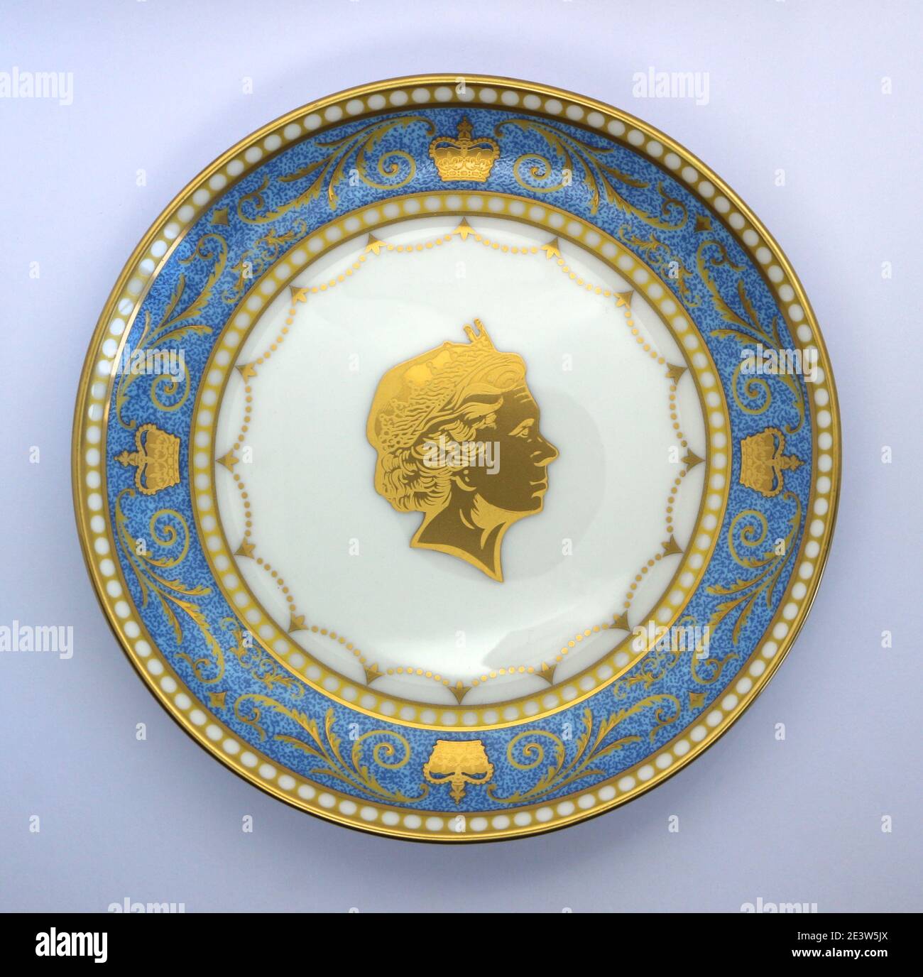 Foto de plato de china de hueso fino decorado a mano por William Edwards para el jubileo de diamantes de Su Majestad la Reina Isabel II en 2012 recuerdo azul de oro Foto de stock