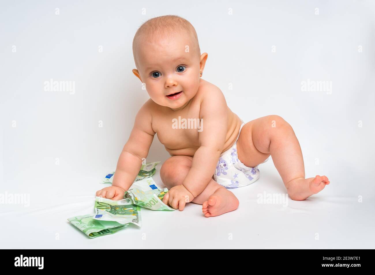 Lindo Bebe Con Billetes De Euro Dinero Aislado Sobre Fondo Blanco Fotografia De Stock Alamy