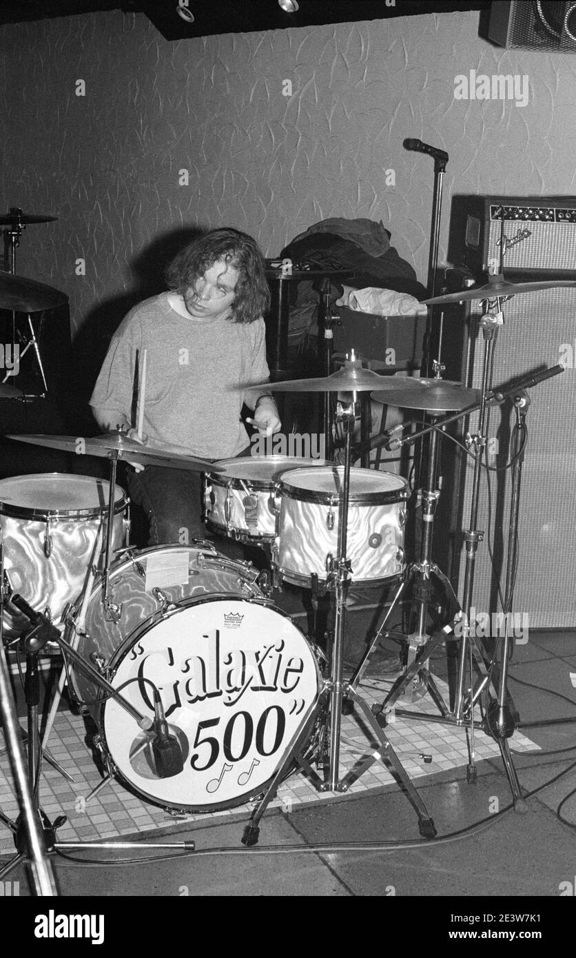 Damon Krukowski, baterista de Galaxie 500, actuando en el club nocturno Winkles, Bedford, Reino Unido, 12 de diciembre de 1989. Foto de stock