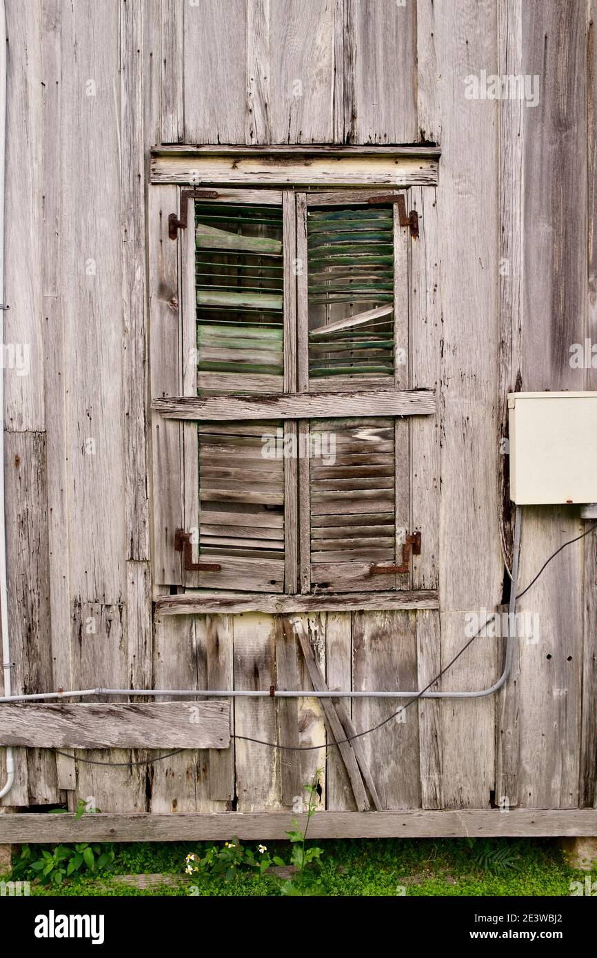 Viejas persianas de madera, envejecidas en casa condenada en Key West, FL, USA. Ubicación de destino famosa. Foto de stock