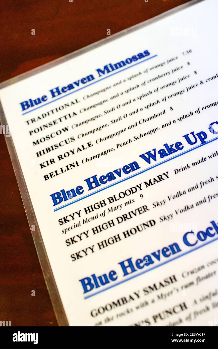 Blue Heaven Bar en Key West, FL, Estados Unidos. Ubicación de destino famosa. Bar y menú de bebidas con sus bebidas especiales Foto de stock