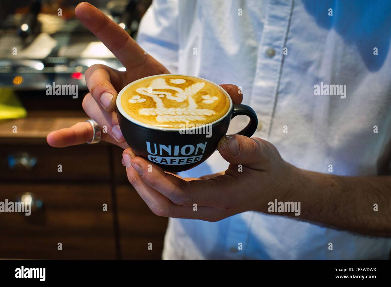 Yuri Marschall latte campeón de arte de Alemania durante el campeonato de degustación de la Copa, del 9 al 11 de febrero de 2020 en Bremen, Alemania. Foto de stock