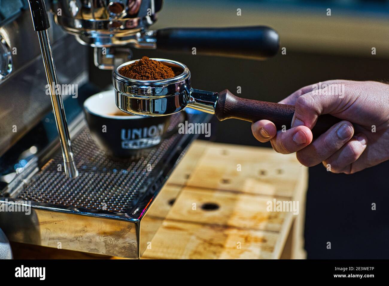 Portafiltro de mano con café molido de máquina de espresso Foto de stock