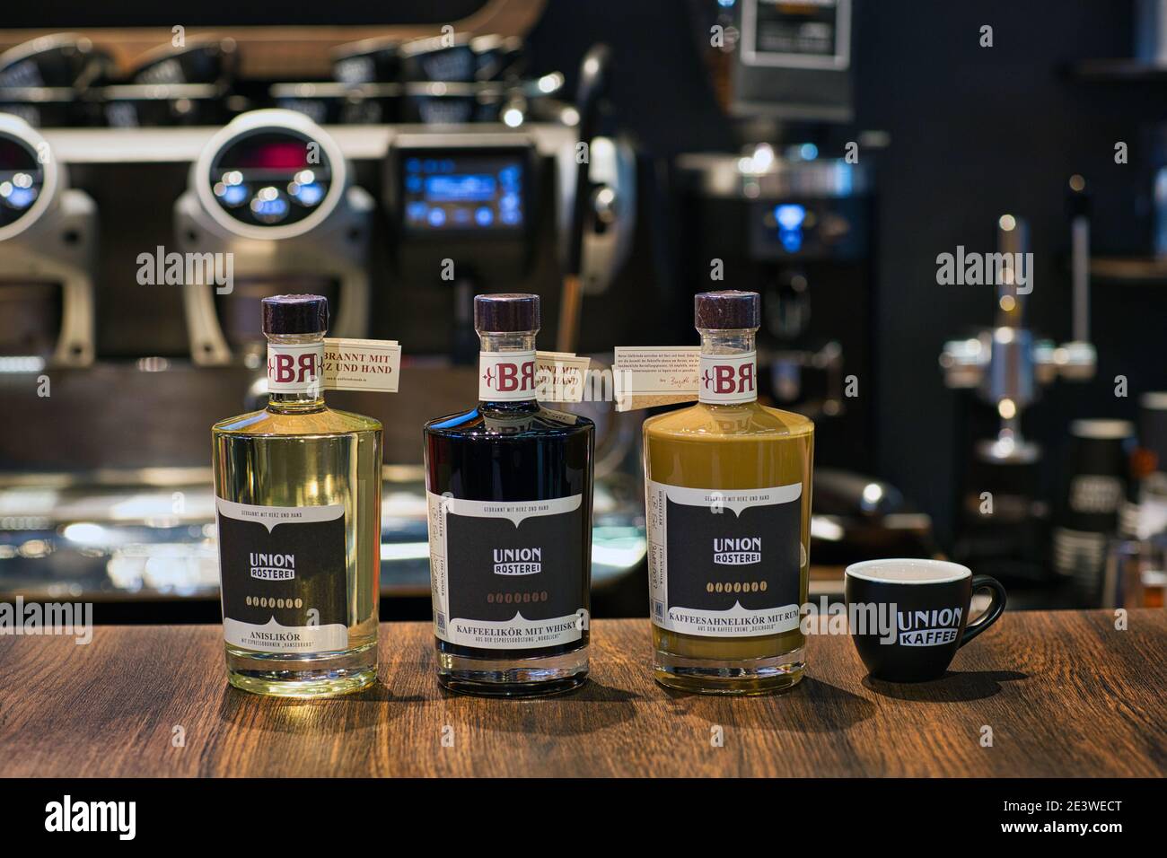 diferentes botellas de licor de café sobre mesa de madera Foto de stock
