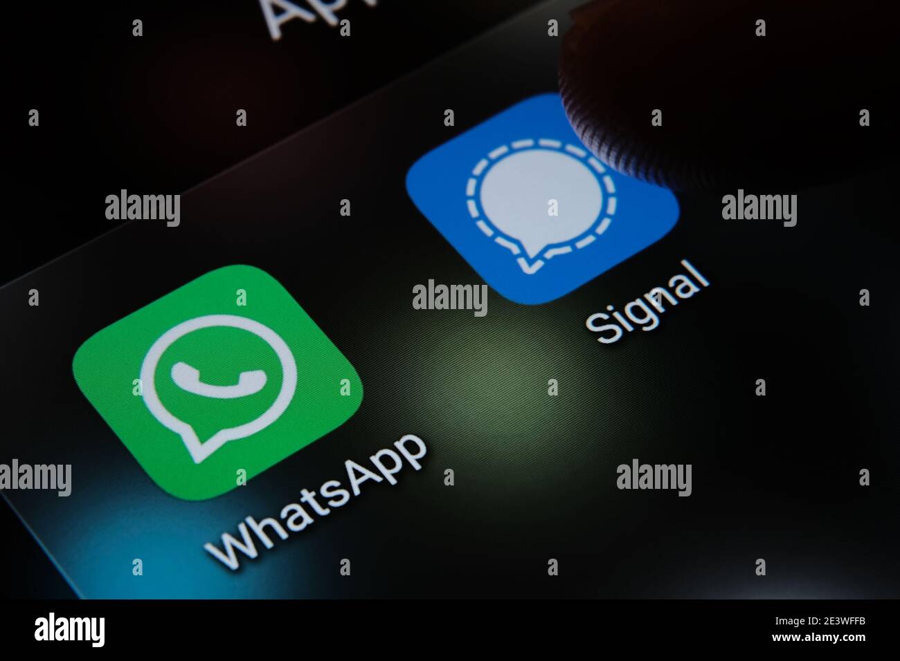 Aplicaciones de señalización y WhatsApp y dedo borroso sobre ellas. Las aplicaciones que cambian de popularidad en los Estados Unidos debido a secu Foto de stock