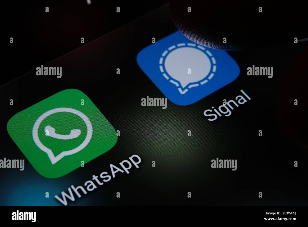 Aplicaciones de señalización y WhatsApp y dedo borroso sobre ellas. Las aplicaciones que cambian de popularidad en los Estados Unidos debido a secu Foto de stock
