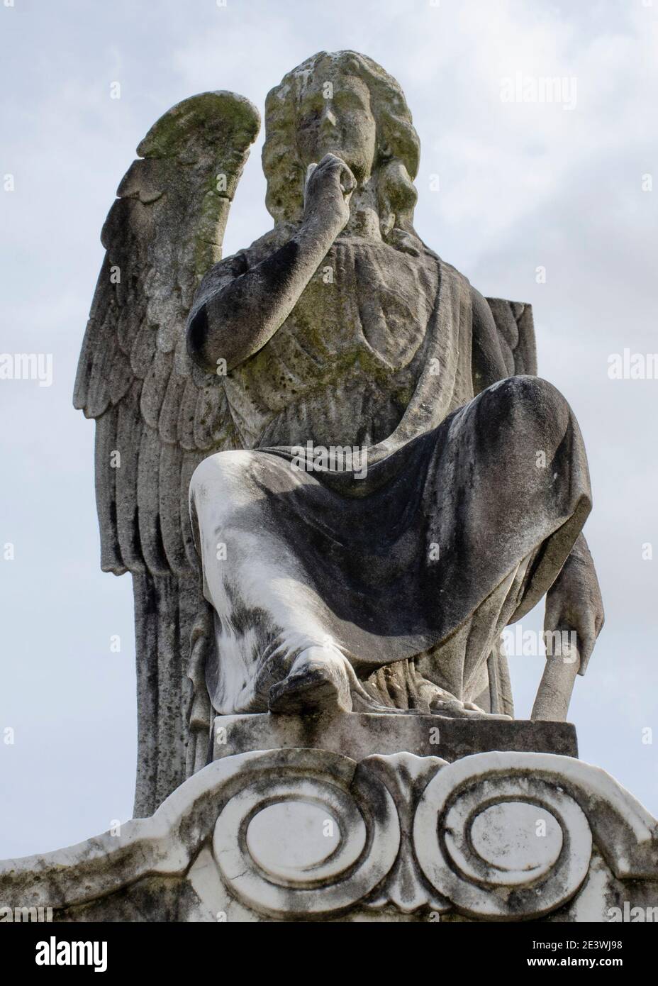 3 de noviembre de 2014, Nueva Orleans, Louisiana, EE.UU.: Ángel descansando sobre una tumba en el Cementerio Lafayette no.1 en el barrio Garden District. (Imagen de crédito: © Billy Bennight/ZUMA Wire) Foto de stock