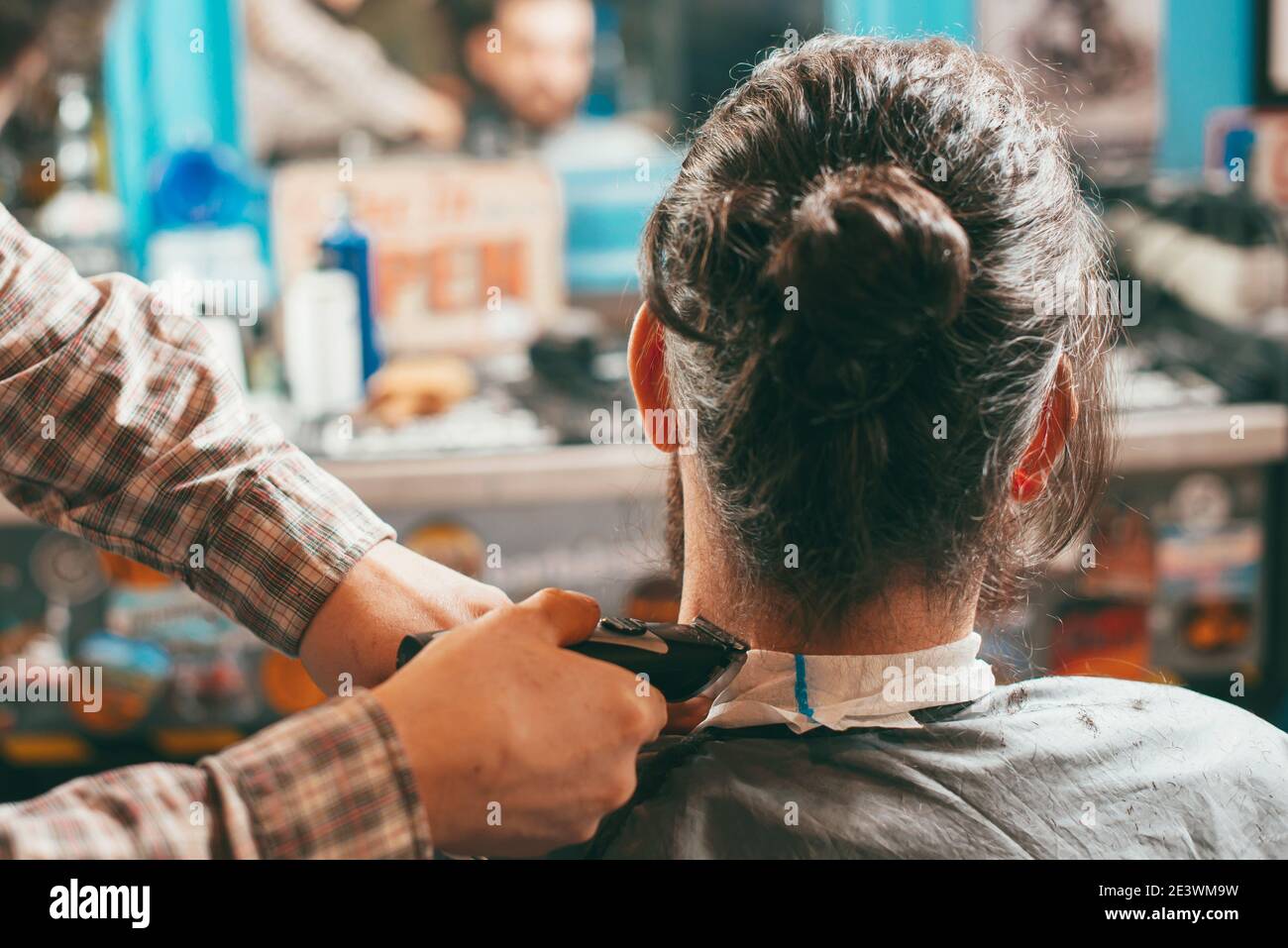Foto de un hombre con corte de pelo en el salón de peluquería. Foto de stock