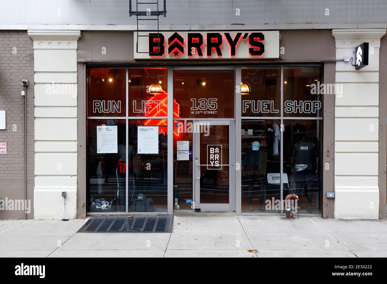 Barry's Bootcamp, 135 W. 20th St, New York, NY. Escaparate exterior de una cadena de estudio de entrenamiento en el barrio Chelsea de Manhattan. Foto de stock
