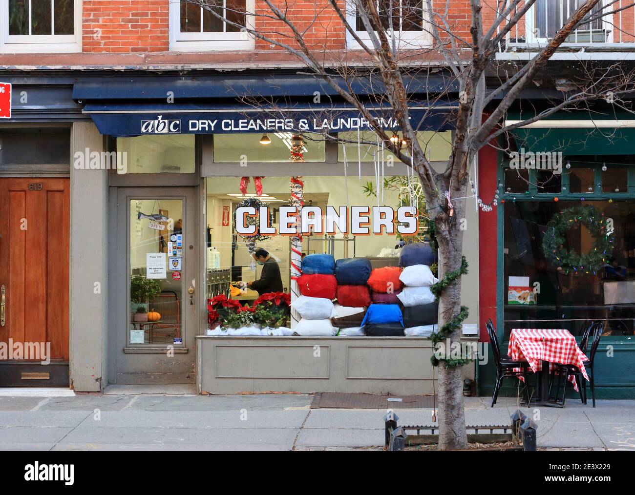 ABC Dry Cleaners & Laundromat, 619 Hudson St, New York, NY. Escaparate exterior de una tintorería en el barrio de West Village de Manhattan. Foto de stock