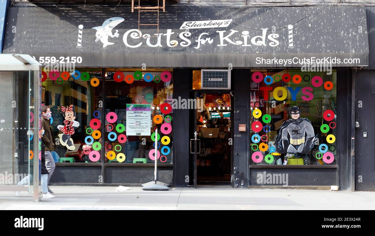 Sharkey's Cuts for Kids, 1359 2nd Ave, Nueva York, NY. Escaparate exterior de una tienda de peluquero para niños en el barrio del Upper East Side de Manhattan. Foto de stock