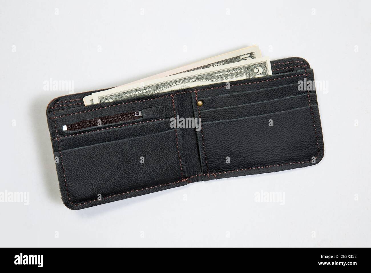 Nueva cartera de cuero con nosotros dólares sobre fondo blanco Foto de stock