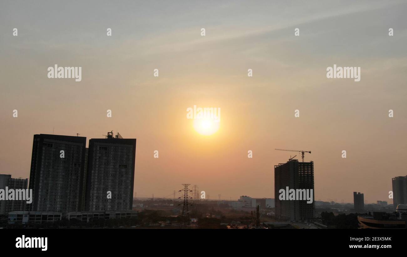 Puesta de sol, y vista desde la ciudad de bsd Foto de stock