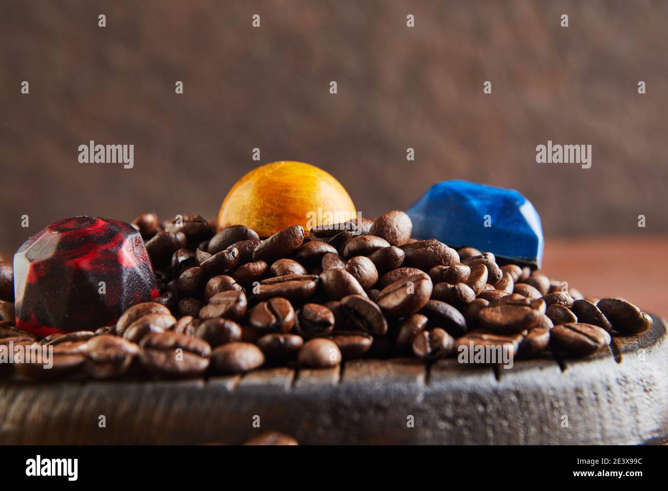 Chocolates en forma de piedras preciosas en granos de café. Regalo para