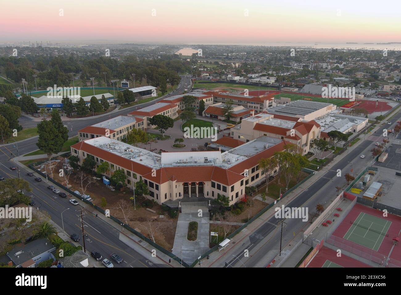 Vista aérea del campus de Long Beach Wilson High School, sábado 9 de enero de 2021, en Long Beach, California Foto de stock
