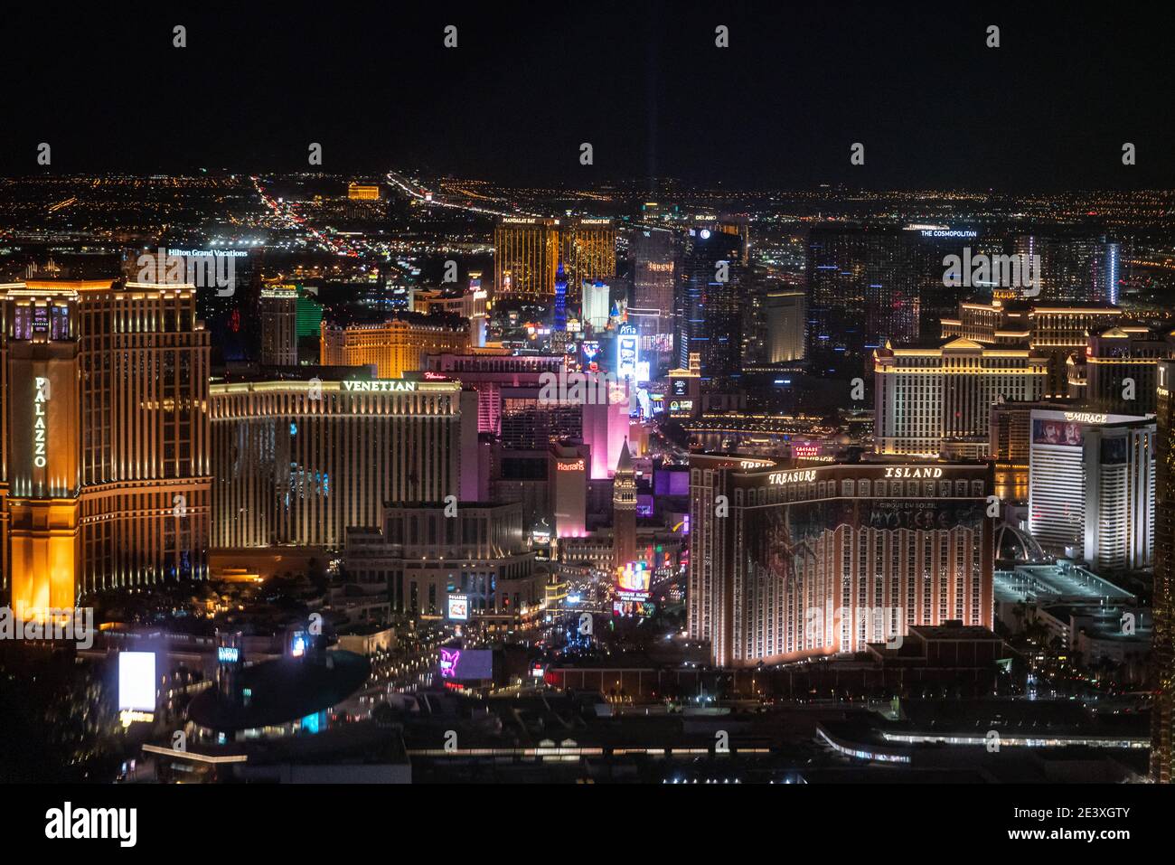Vista en helicóptero del Strip de las Vegas por la noche Foto de stock