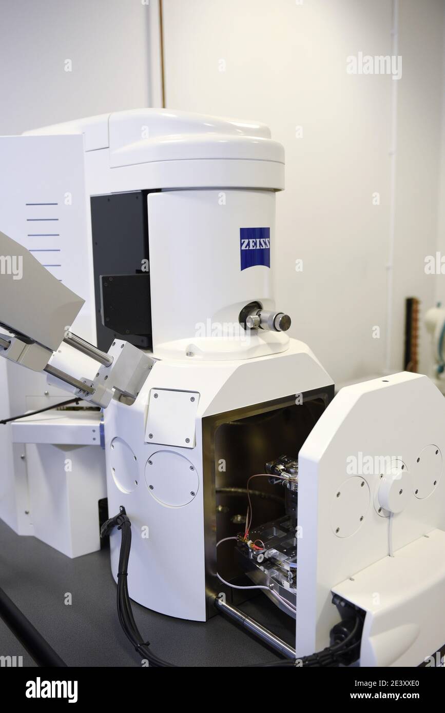 Estación de escaneo de microscopio electrónico Zeiss EVO 15 en un  laboratorio de ciencias. Es flexible de presión variable de exploración de microscopio  electrónico o SEM con Fotografía de stock - Alamy