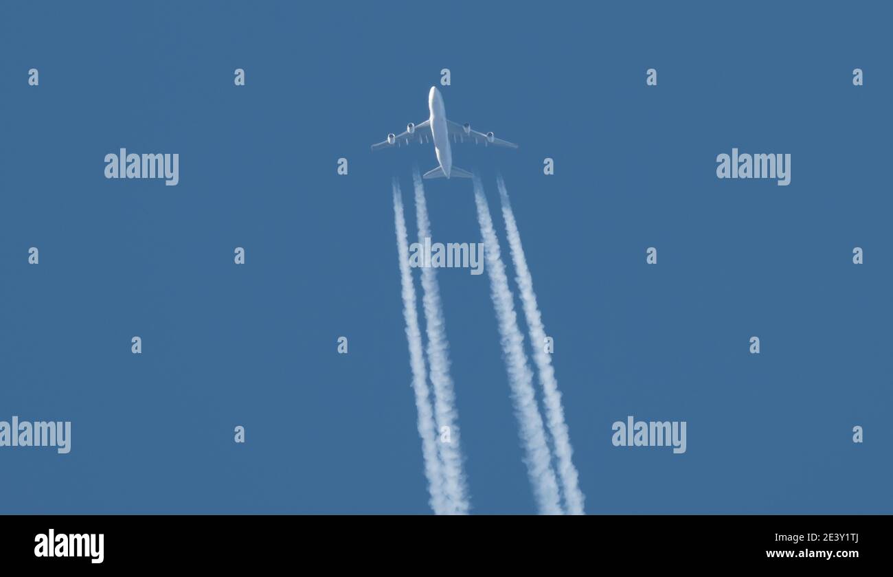 Londres, Reino Unido. 21 de enero de 2021. Boeing 747-4F6 avión de carga TF-AMN de Magma Aviation vuela sobre Londres desde Greenville-Spartanburg, Carolina del Sur, a Frankfurt en el cielo azul a una altitud de 31.000ft. Crédito: Malcolm Park/Alamy Live News. Foto de stock