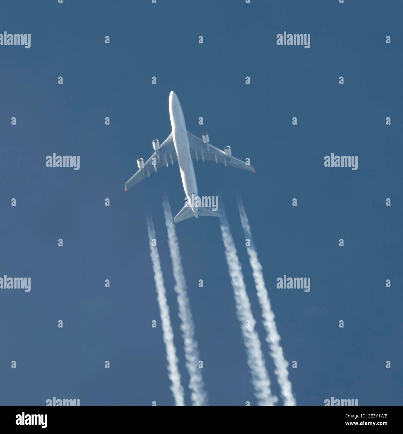 Londres, Reino Unido. 21 de enero de 2021. Boeing 747-4F6 avión de carga TF-AMN de Magma Aviation vuela sobre Londres desde Greenville-Spartanburg, Carolina del Sur, a Frankfurt en el cielo azul a una altitud de 31.000ft. Crédito: Malcolm Park/Alamy Live News. Foto de stock