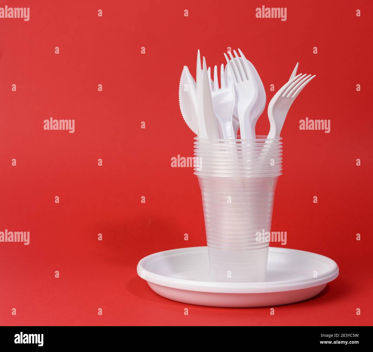 Vajilla desechable de plástico con platos y cubiertos para picnic en el  fondo blanco Fotografía de stock - Alamy
