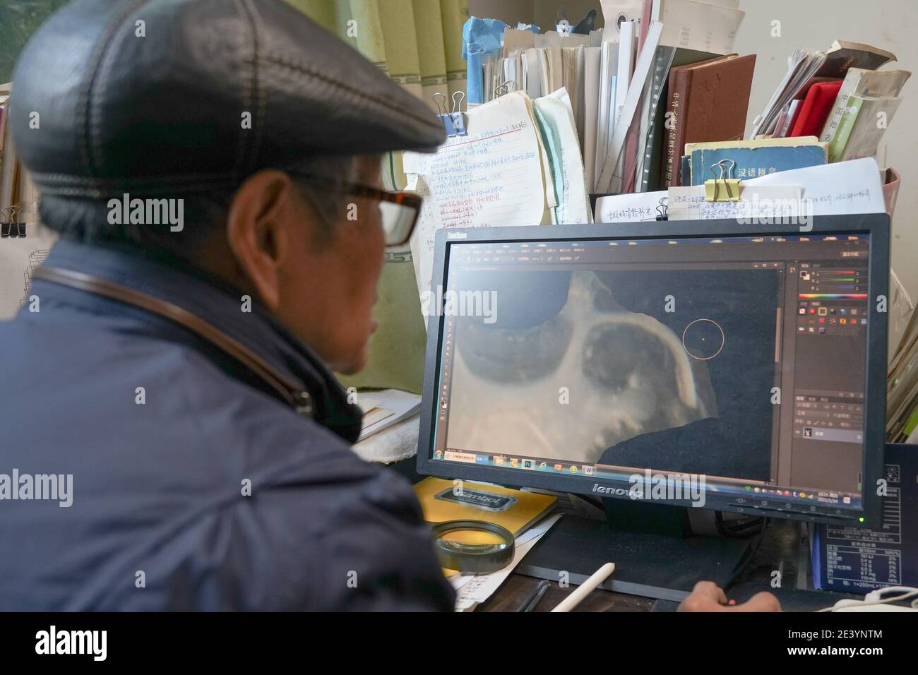 (210121) -- CHENGDU, 21 de enero de 2021 (Xinhua) -- Fei Liang edita una foto de muestra vista bajo el microscopio dentro de su oficina en Chengdu, capital de la provincia de Sichuan, al suroeste de China, el 14 de enero de 2021. Fei Liang, de 84 años, y Ye Changyuan, de 82 años, son investigadores del Instituto de Biología de Chengdu de la Academia China de Ciencias (CAS). La pareja mayor ha estado haciendo investigación herpetológica durante 60 años. Debido a la necesidad de su trabajo, a menudo tuvieron que permanecer en la naturaleza por más de medio año. Entre las 117,000 muestras exhibidas dentro del Museo Herpetológico del Instituto Chengdu Foto de stock