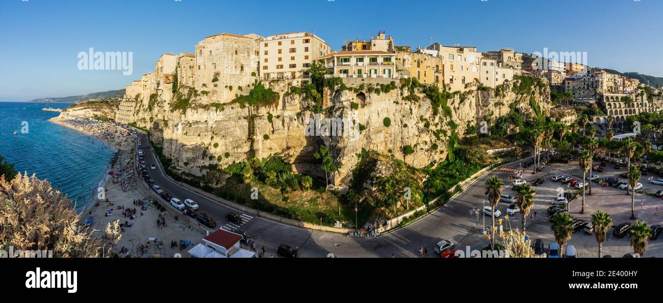 Vista de 360 grados de Tropea, el destino turístico más famoso de la región de Calabria, al sur de Italia Foto de stock