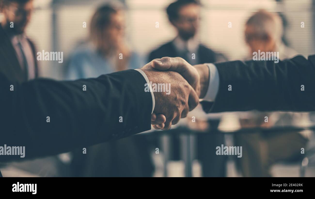 primeros planos. los socios de negocios se estrecharon las manos durante una reunión de negocios Foto de stock