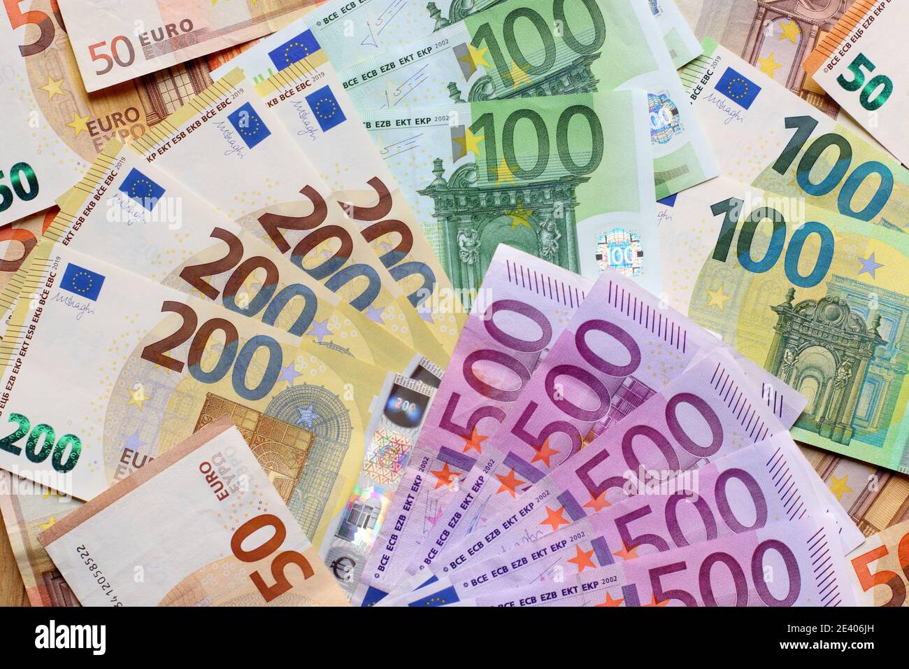 Billetes en euros fondo. Textura europea de papel moneda con billetes de  50, 100, 200 y 500 euros Fotografía de stock - Alamy