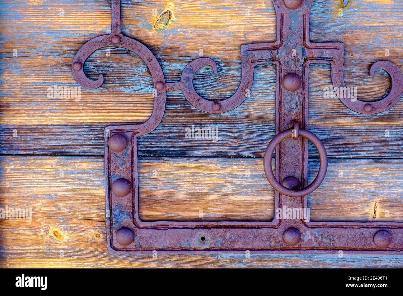 Antiguos accesorios de puerta en un granero escandinavo de madera Foto de stock